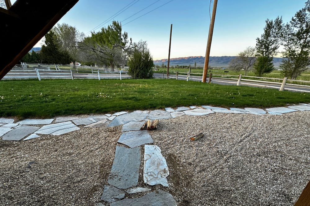 Almo Cabin | Cabin 10 Deluxe Lrg 2 Story at the Almo Inn near City of Rocks/Castle Rock Idaho
