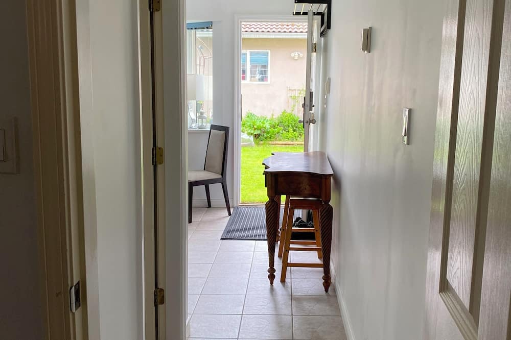 Renfrew-Collingwood House | 1 br private entrance by Skytrain station