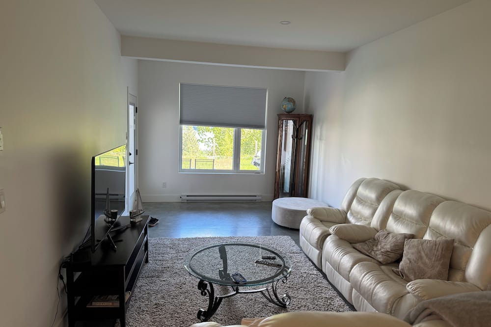 Sechelt House | 5 minute to the golf cours and lighthouse Pub. Downtown