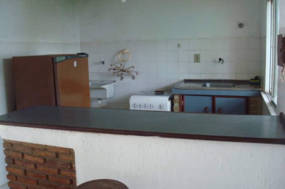Vilas do Atlantico Apartment | Large furnished studio apartment near Vilas beach
