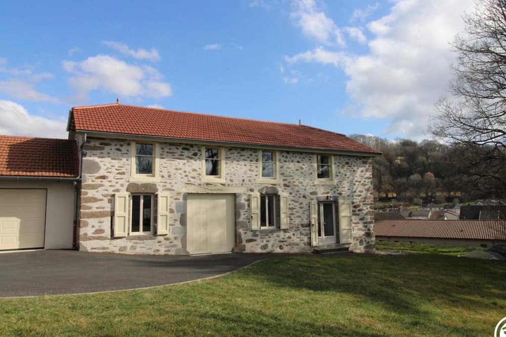 Jussac Cottage | Charming Cottage Near Volcano Park with WiFi and Garden