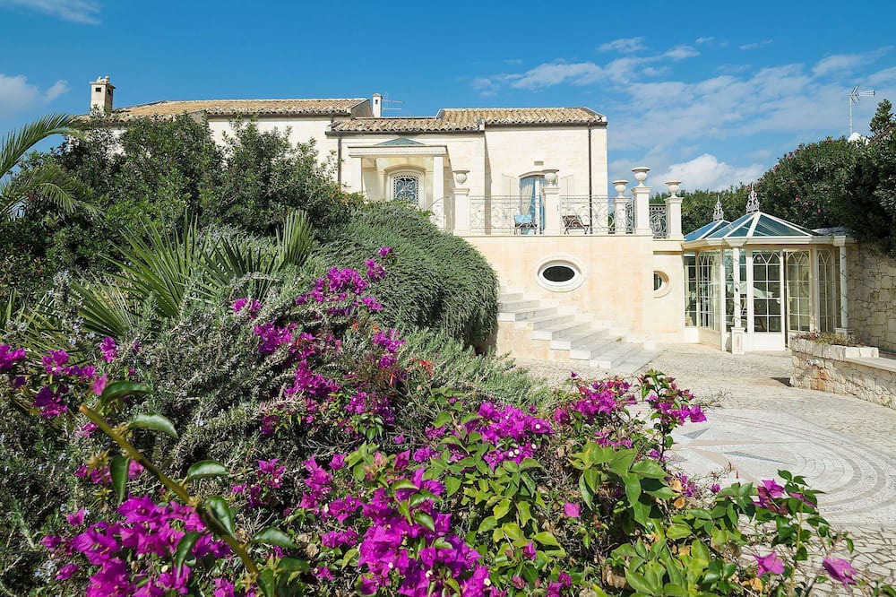 Donnalucata Villa | My Rental Homes - Villa Gemma with wellness area, heated pool, Jacuzzi and hammam