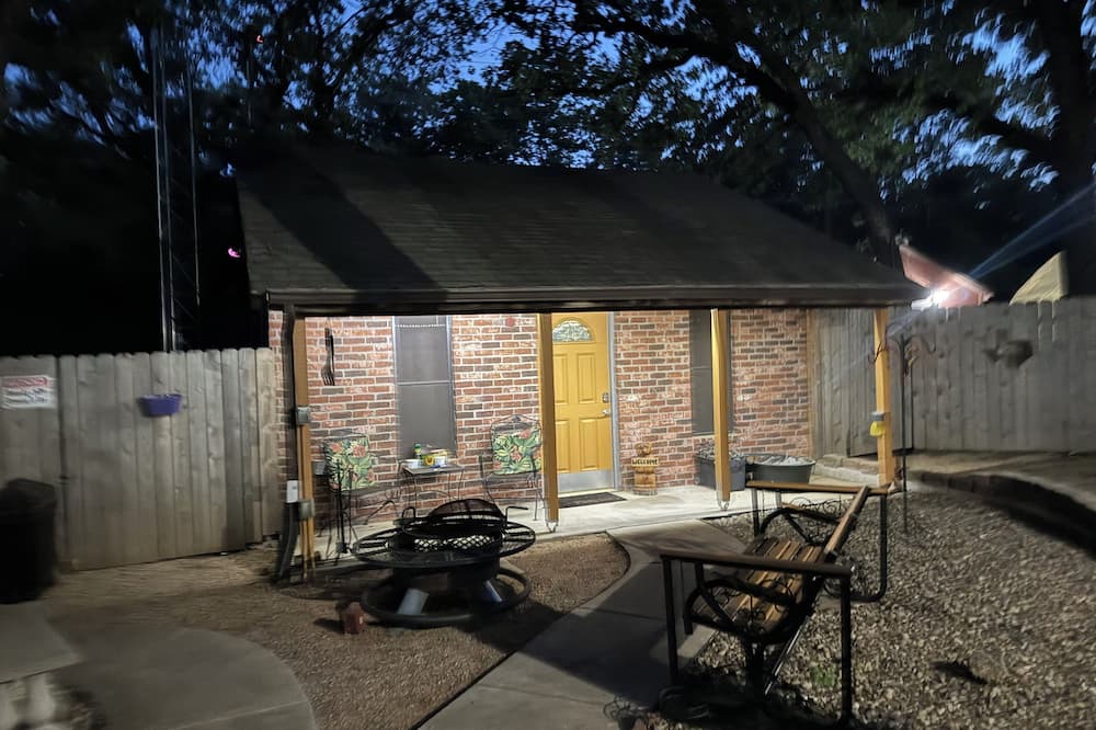 Azle Cottage | Cozy & Charming Cottage near Eagle Mountain Lake