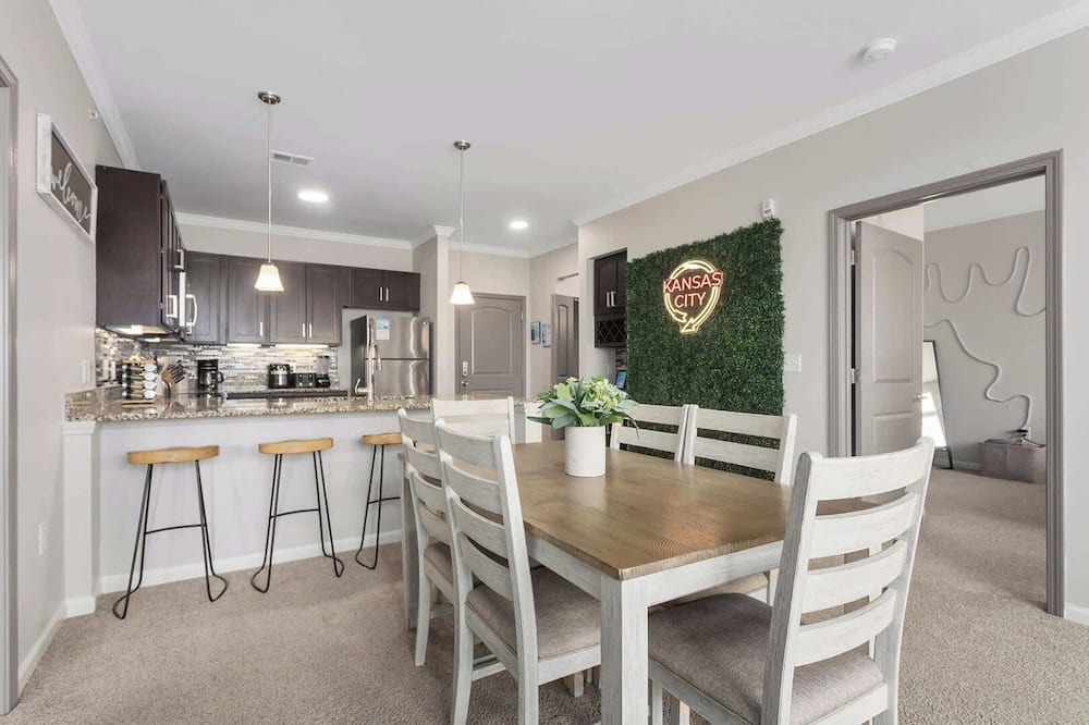 Overland Park Apartment | Amazing Amenities min to KC King Beds!