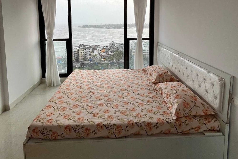 Versova Apartment | Chic 2-bedroom apartment in the heart of the City with Amazing Sea View