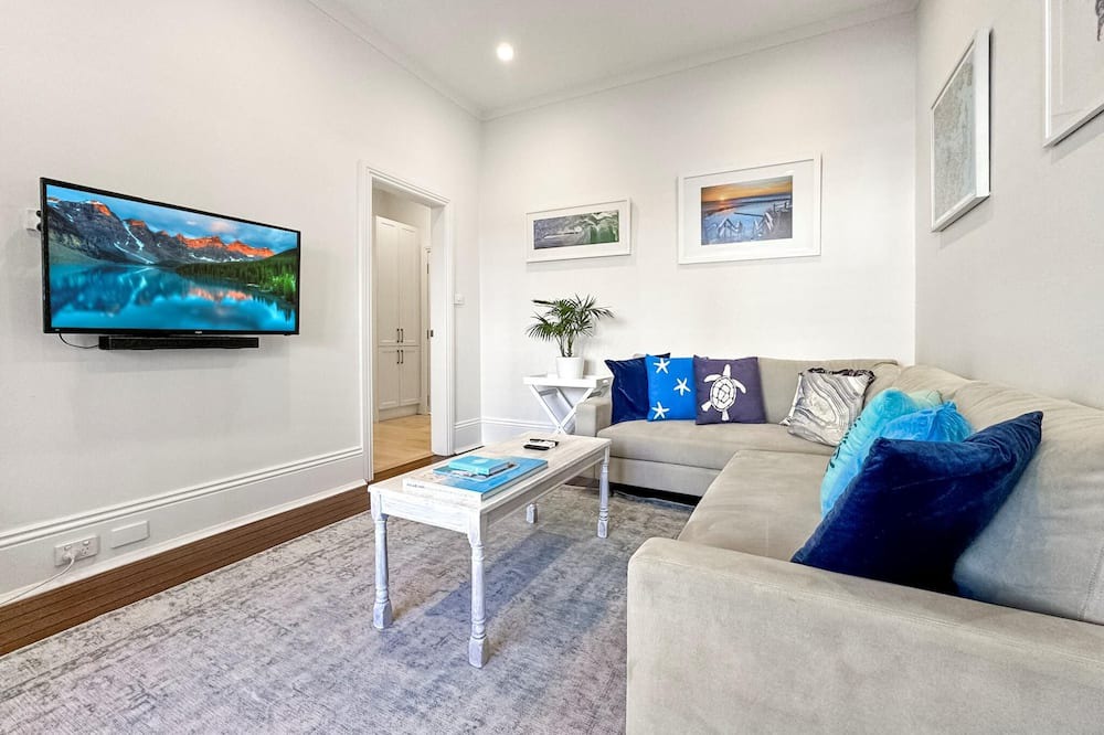 Coogee Apartment | Coogee- ARD18 - Arden Street - Oversized Art Deco 1BR Steps from Coogee Beach Pavilion