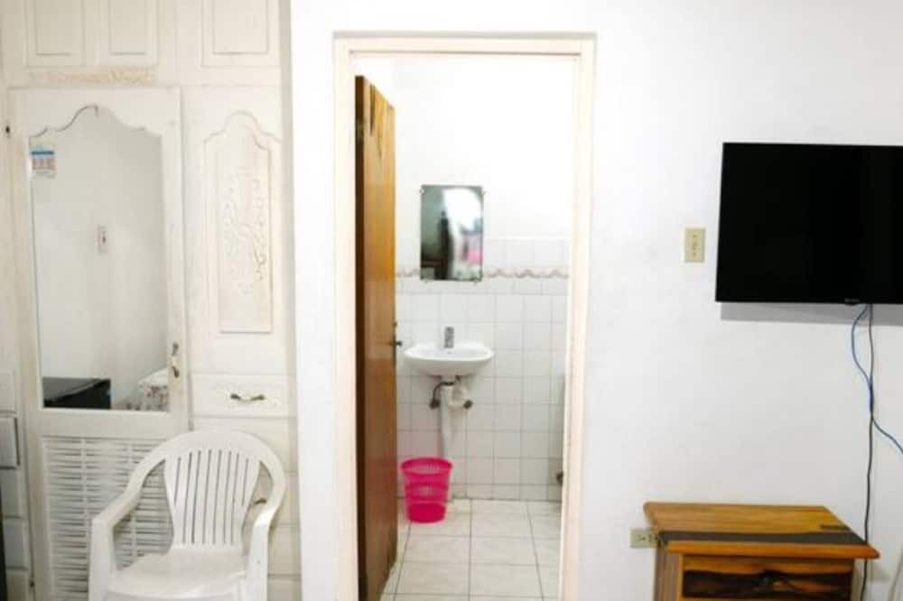 Pamphret Apartment | Rustic Ragga studio apt St Thomas