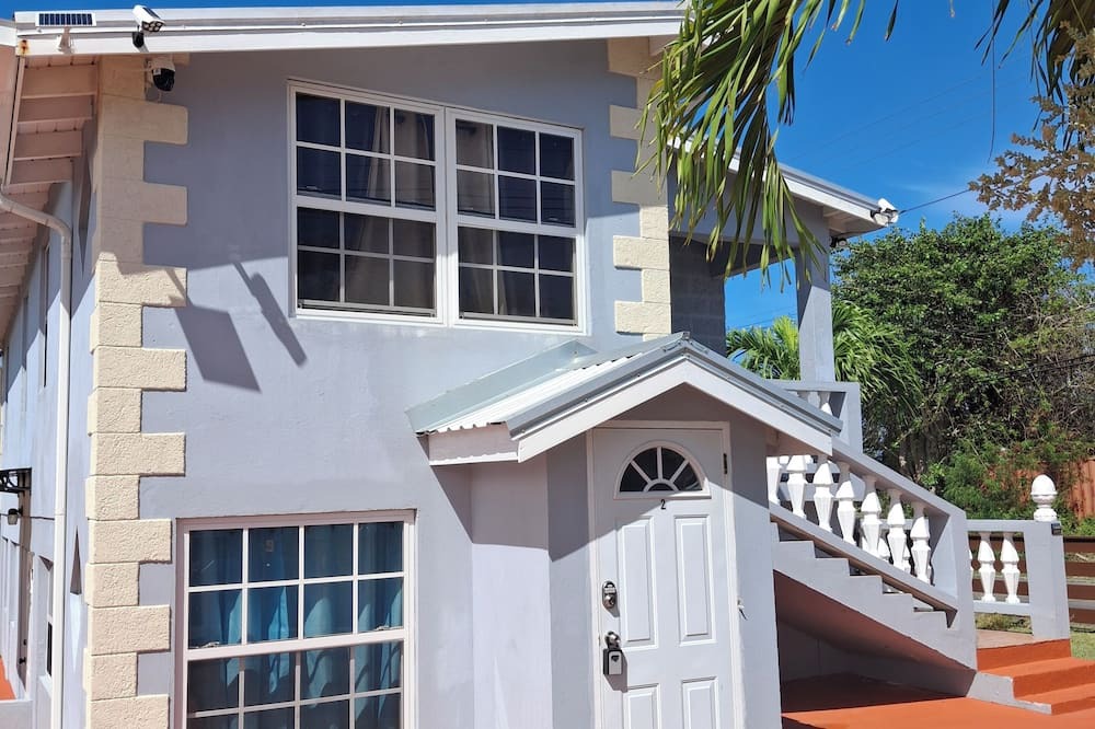 Thombury Hill House | Brett's Place [Entire Building]: 4-bedroom oasis