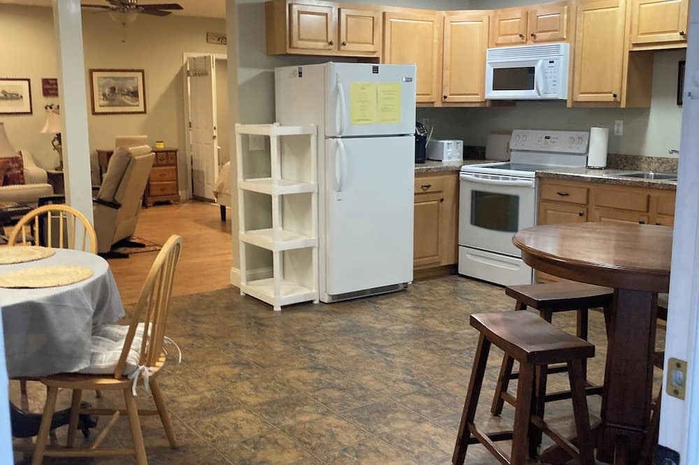 Vine Grove Apartment | Charming 1-bedroom apartment in welcoming Vine Grove with WiFi, AC ; sleeps 4.