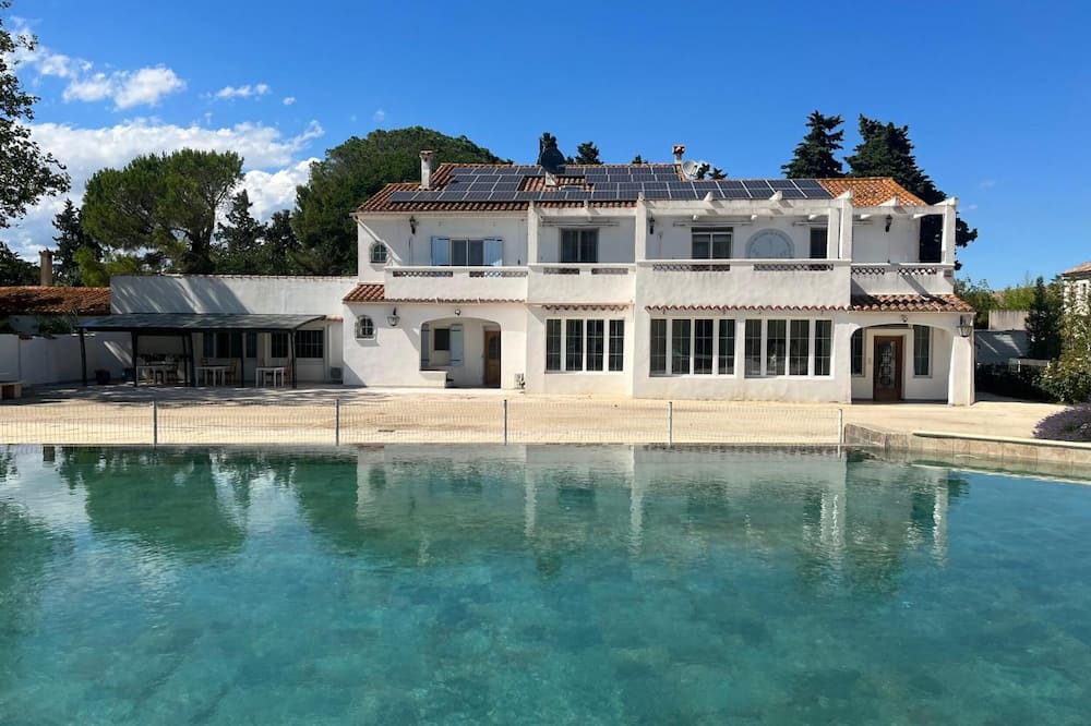 Arles House | Room 'Chambre 1' with Shared Pool, Wi-Fi and Air Conditioning