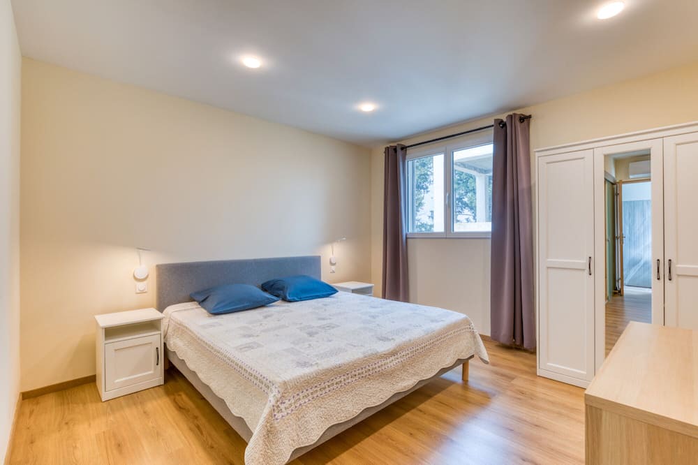 Arles House | Apartment 'Chambre 5' with Shared Pool, Wi-Fi and Air Conditioning