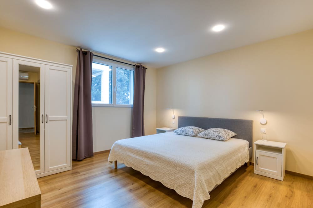 Arles House | Apartment 'Chambre 4' with Shared Pool, Wi-Fi and Air Conditioning