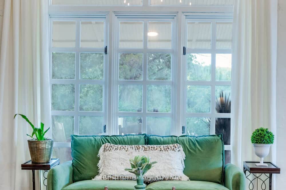 Mineral Wells House | Gorgeous Ridge View Retreat.Historic Casa.Sleeps 11 .Walk to River. ADA Acc.