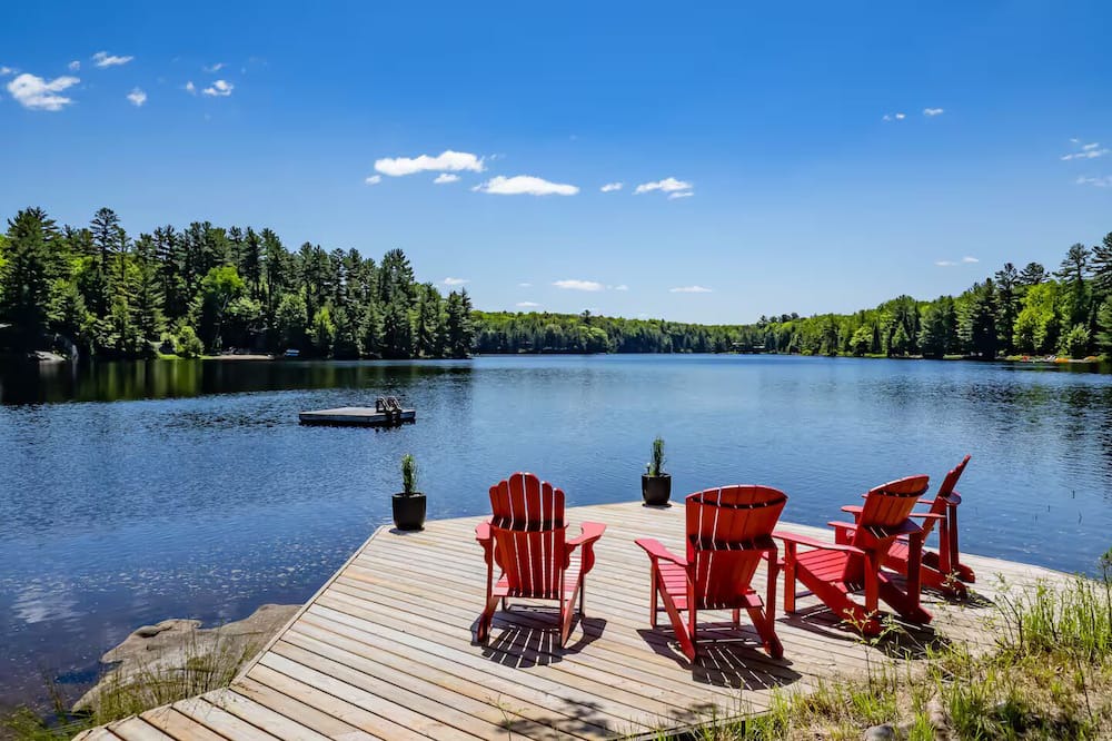 Huntsville House | Summer Escape, Kayaks, BBQ, Close to Arrowhead