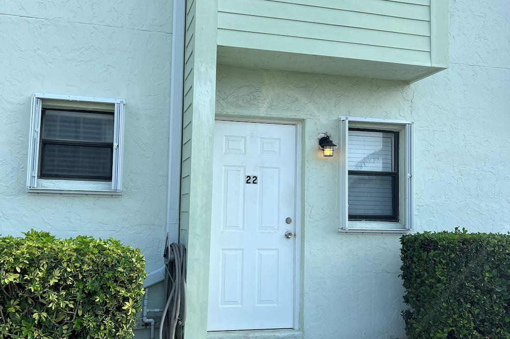 Hutchinson Island South House | Charming 2-bedroom townhome with AC, WiFi in lovely Jensen Beach