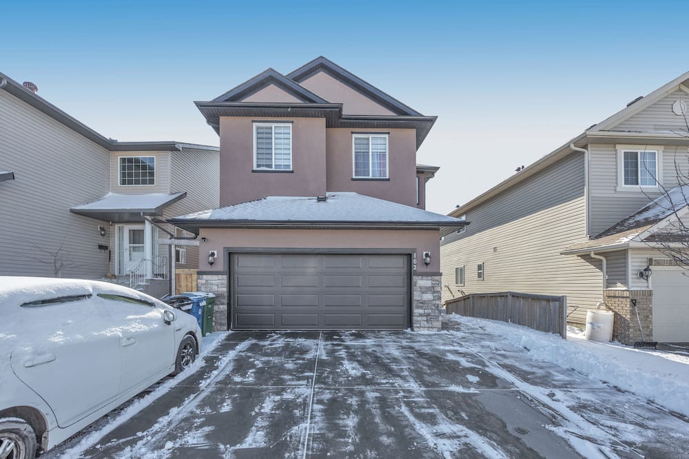 Calgary House | Cozy house situated about 13 mins to the Airport, few minutes to many amenities.