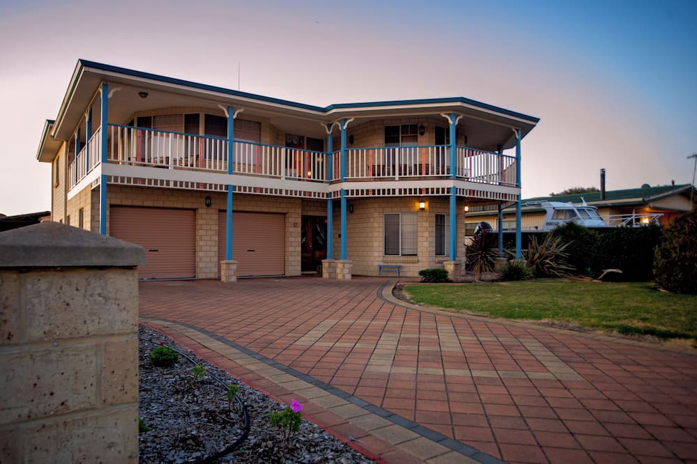 Hopetoun House | Nautilus - a spacious 2-storey home in the heart of 'Toun' with ocean views!