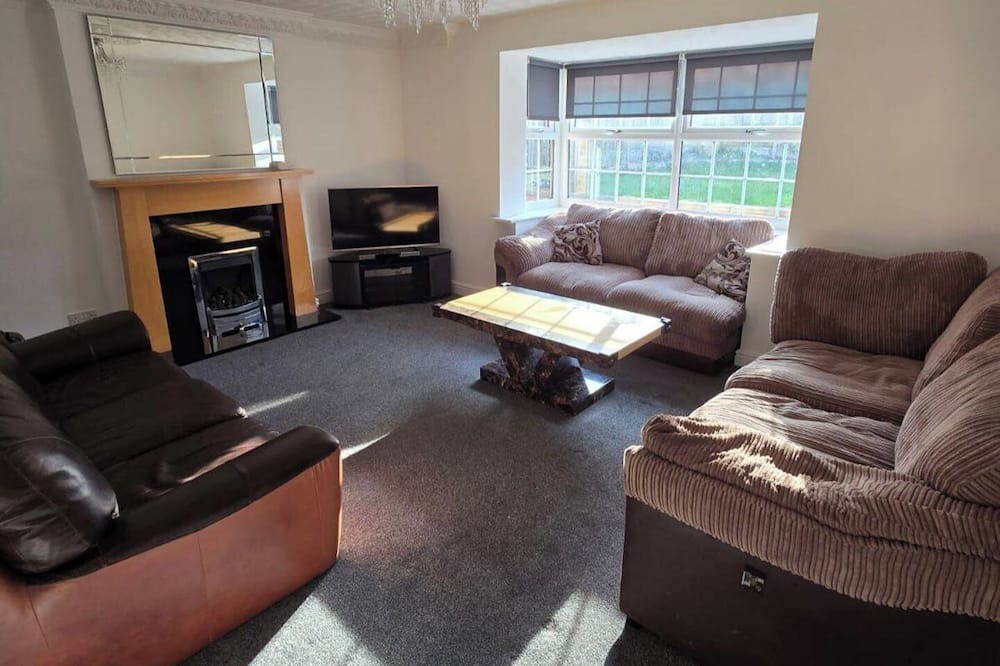 Handsworth House | Spacious Central Home - Sleeps 7, Garden & Parking