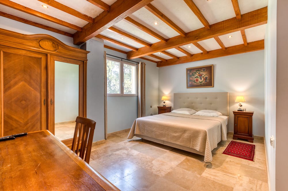 Arles House | Apartment 'Chambre 2' with Shared Pool, Wi-Fi and Air Conditioning