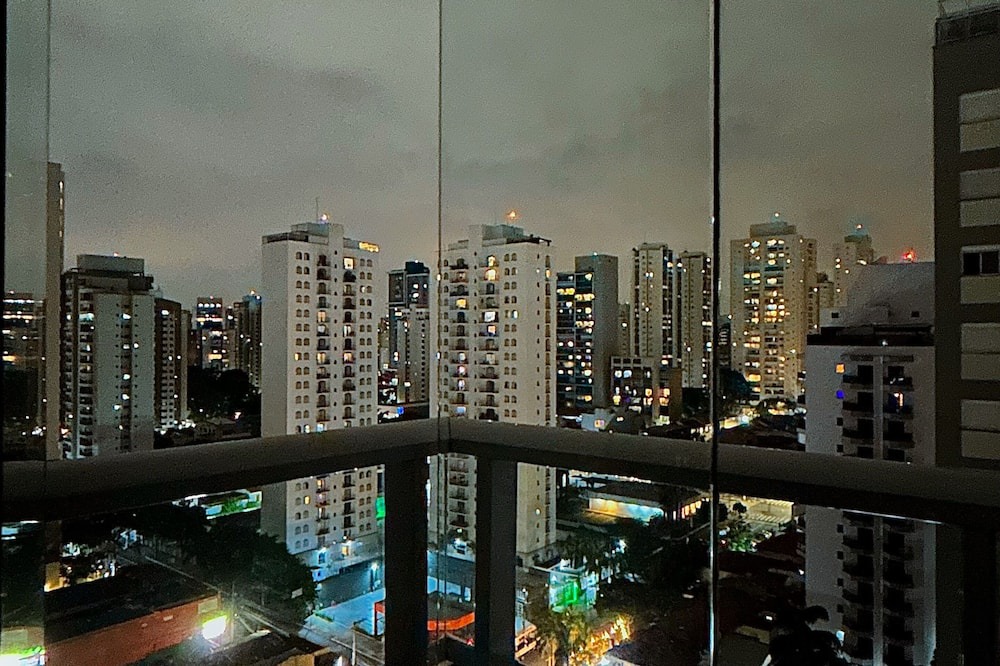 Lapa de Baixo Apartment | Modern apartment with balcony and privileged location