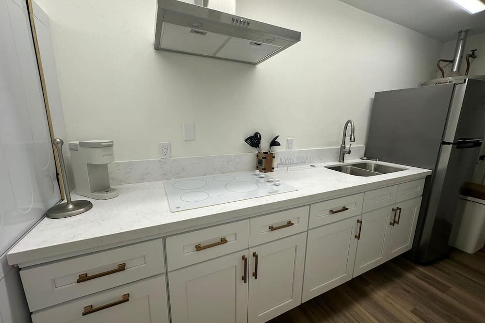 Greenacres Apartment | Charming studio in wonderful Bakersfield with AC, WiFi