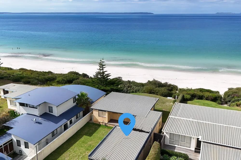 Callala Beach Cabin | Quay's Cabin - Absolute Beachfront with Views