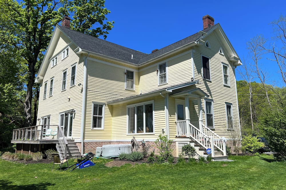 Stuyvesant House | Large Hudson Valley country retreat, directly on the Hudson River, private beach