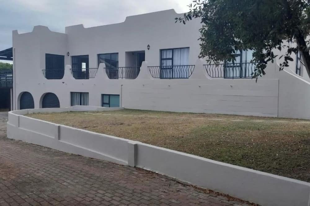 Jeffreys Bay House | Spacious 7-bedroom house in Marvelous Jeffreys Bay with WiFi