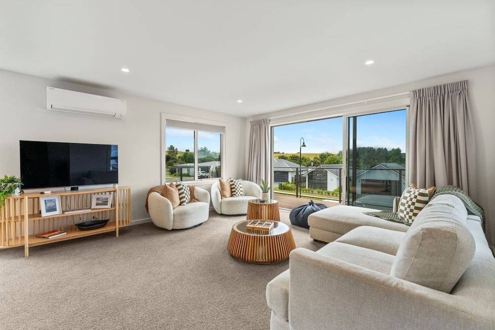 Nukuhau House | Penny Haven - Lake & Mt Tauhara views, family friendly