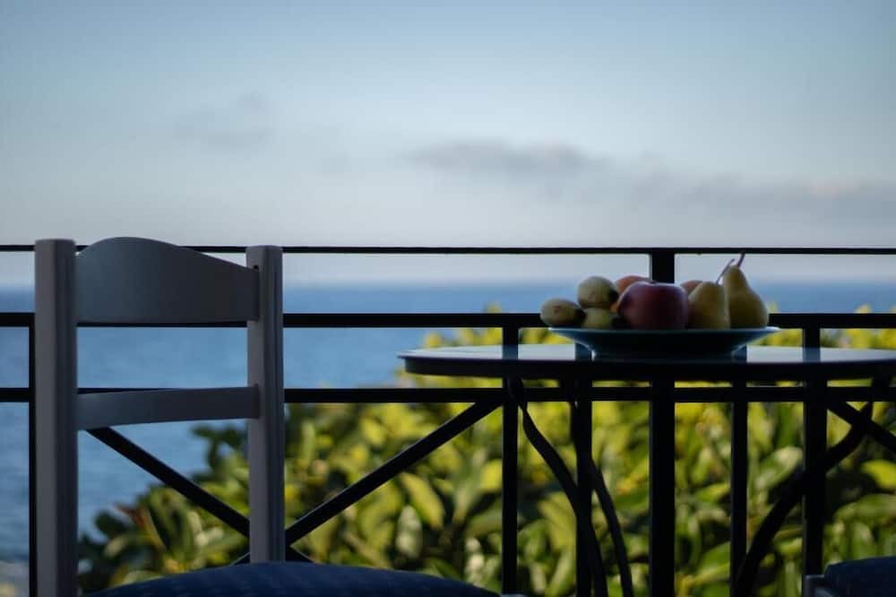 Mochlos Apartment | The Island House| Family size Apt-Overlooking the Aegean| 3 Steps From the Beach