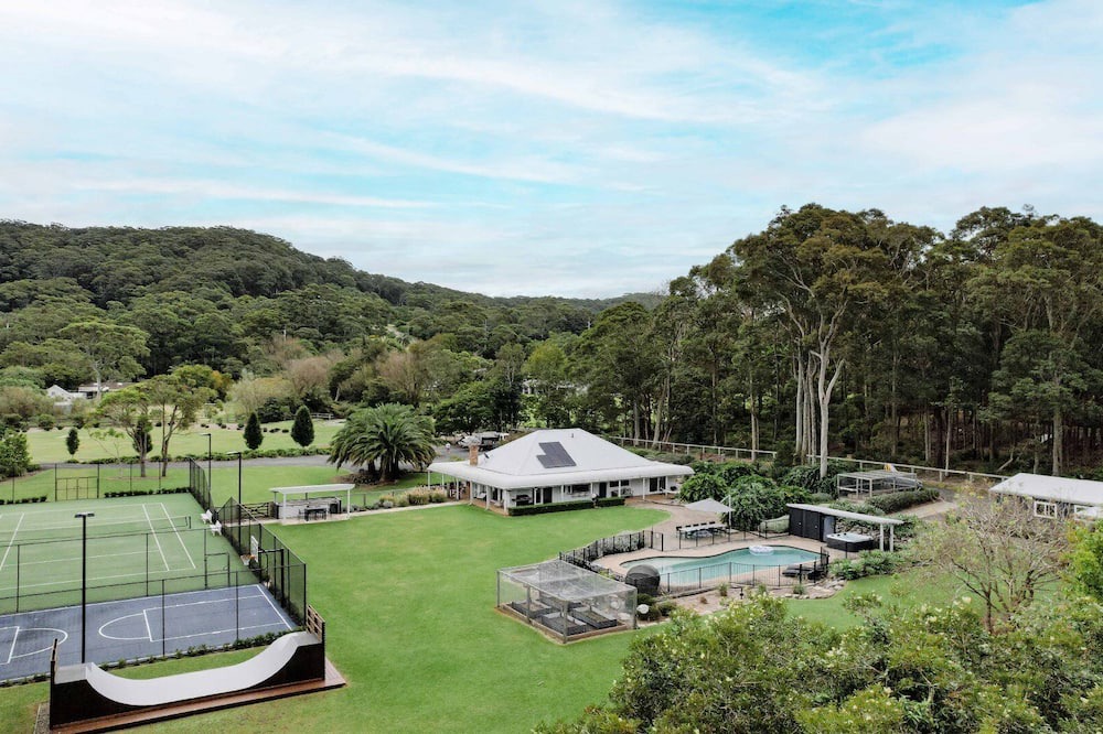 Wamberal House | Secluded acerage with floodlit tennis and basketball courts, pool, firepit and beautiful homestead