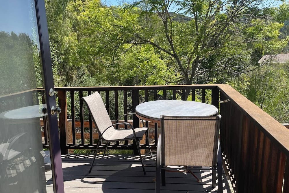 Topanga Apartment | Charming rustic studio in Topanga nestled in nature, private entrance, dogs OK