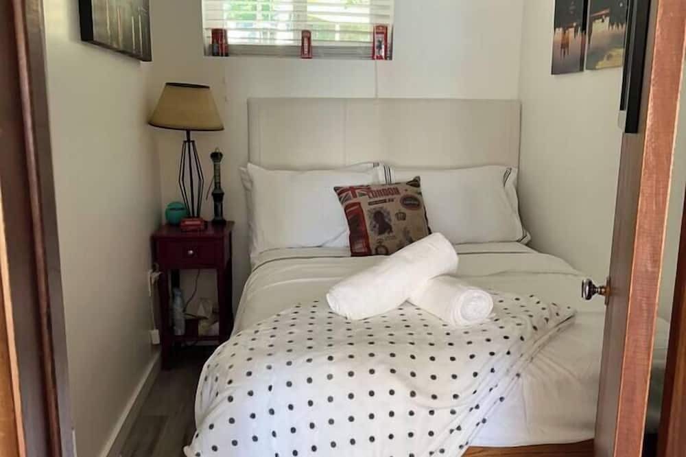 Central Frontenac House | Godfrey Lakefront Getaway