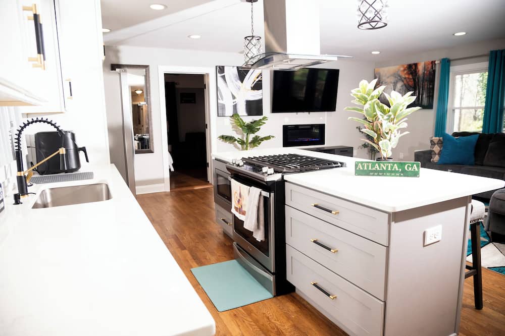 Southwestern House | 3-bedroom house in lovely Atlanta minutes from the Airport!