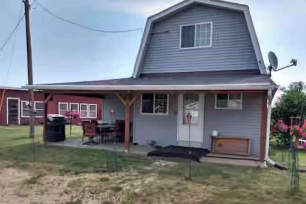 Necedah Cabin | Vacation on a Farm! Guesthouse in Necedah