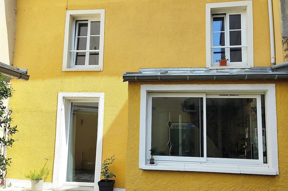 Quartier Centre Ville House | Homerez - Cozy house with garden in Massy