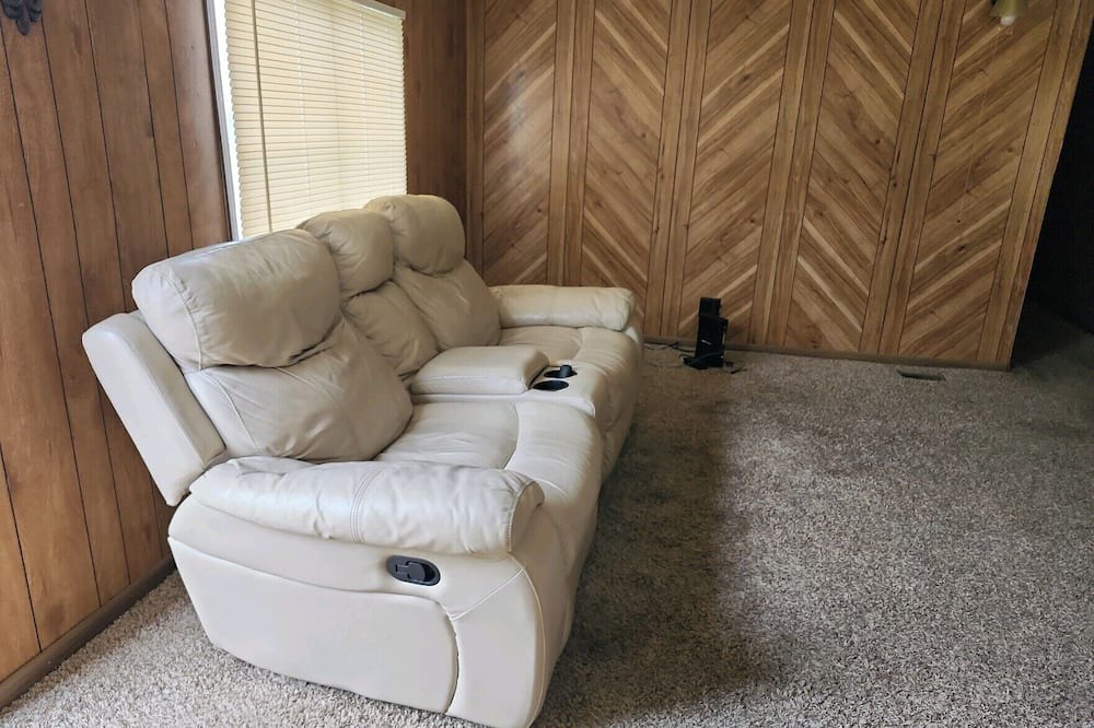 Stinnett House | Charming 2-bedroom mobile home with WiFi, AC in welcoming Stinnett