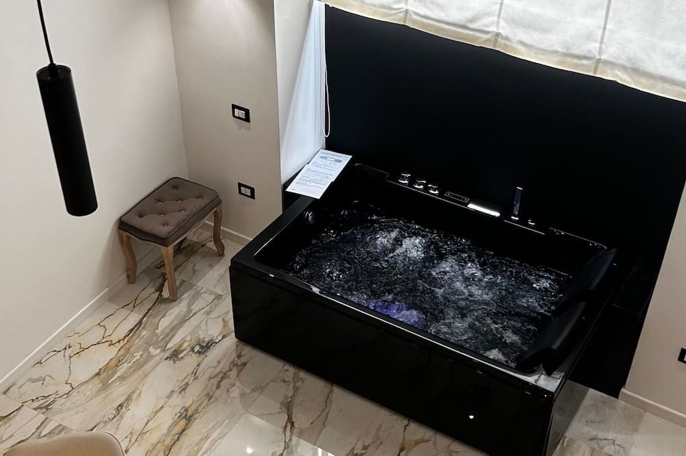 Pulsano Bed & Breakfast | Suite Visconti – Romantic Spa Suite with Private Whirlpool in Pulsano Old Town