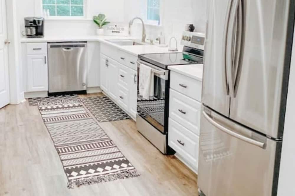 Fairview Cottage | Spacious 5-bedroom cottage in fabulous Fairview with WiFi, AC