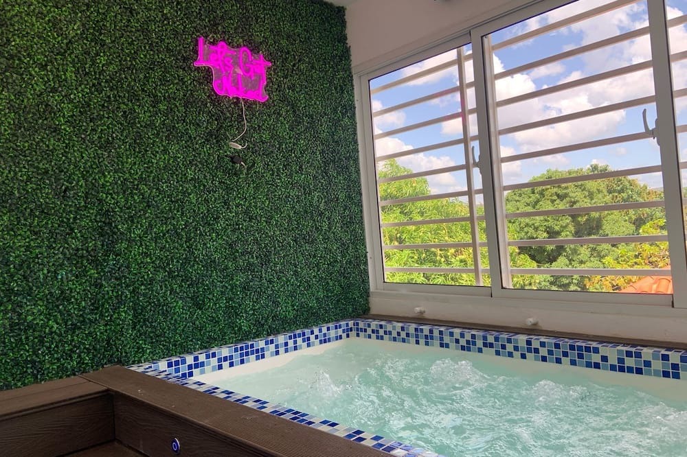 Bani Apartment | Charming Getaway in the Heart of Baní – Private Jacuzzi Included!