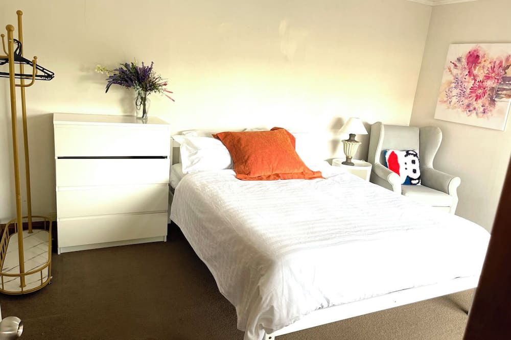 West Harbour House | Harbour & Sky View rooms, easily accessible to the Auckland CBD