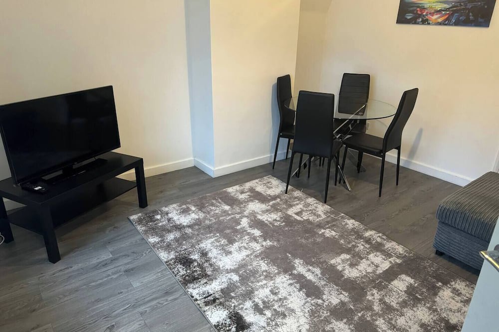 Wolverhampton House | Cozy three-bed house in Wolverhampton Bushbury