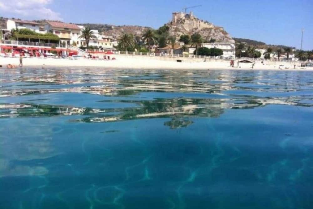 Roccella Jonica House | The moon over the sea