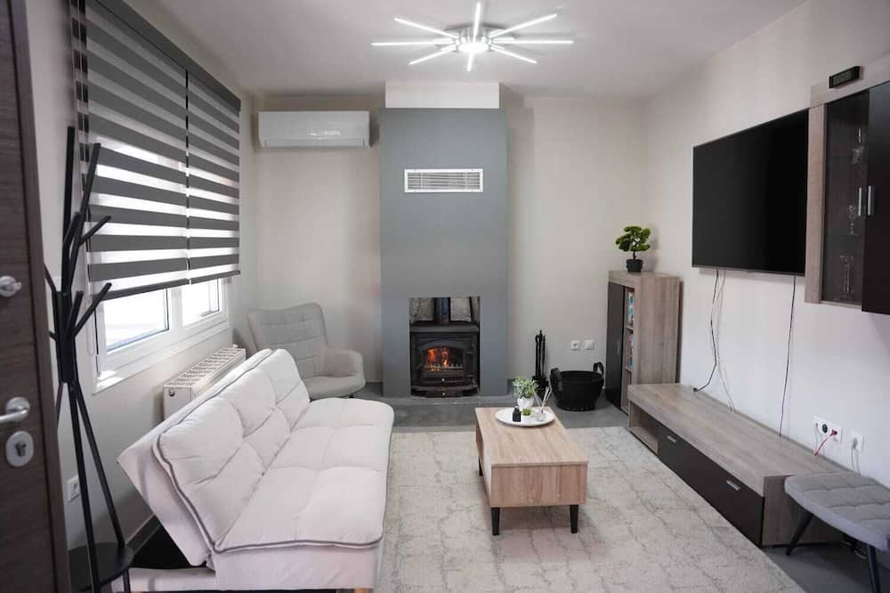 Trikala House | A quiet house perfect for families with free parking inside the yard.