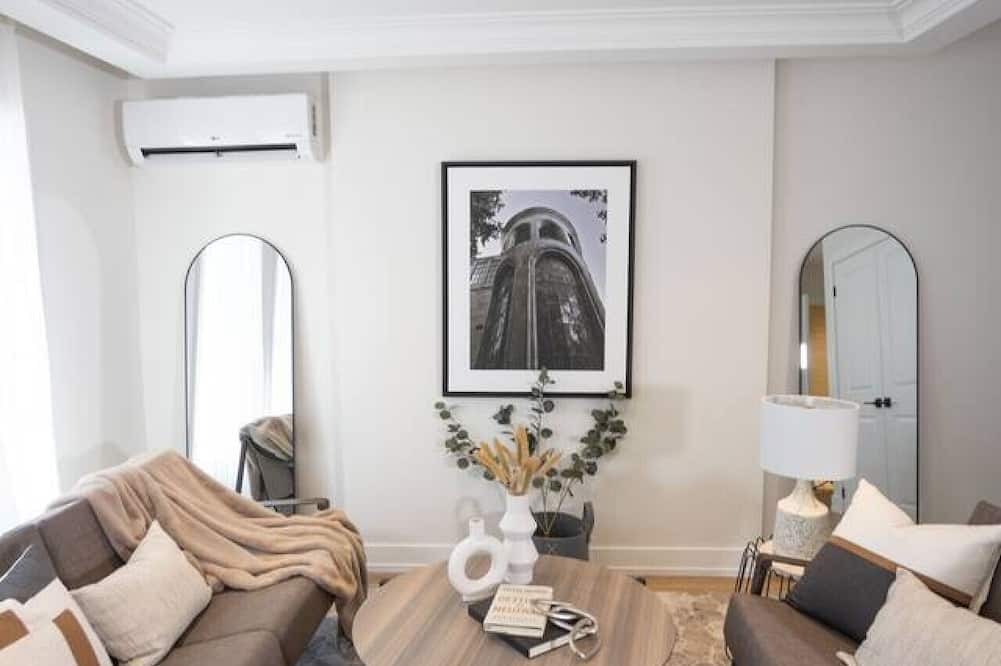 Rockcliffe - Smythe Apartment | Bright & Spacious 5-BDR Home in Toronto (Unit #5)