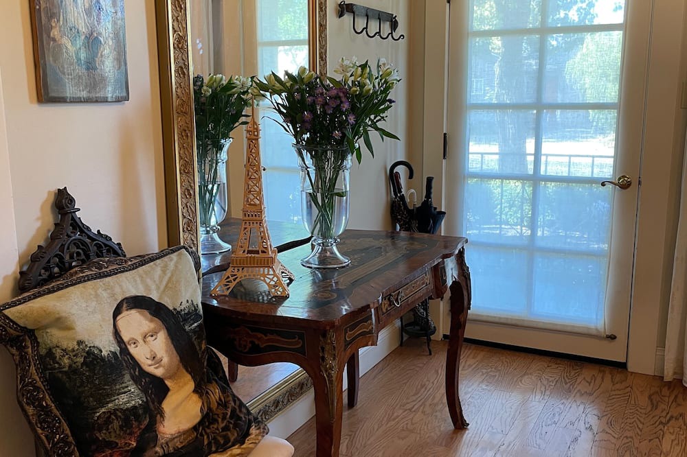 Napa Cottage | Charming 2-bed cottage in fabulous Napa. Walk to downtown with WiFi, AC