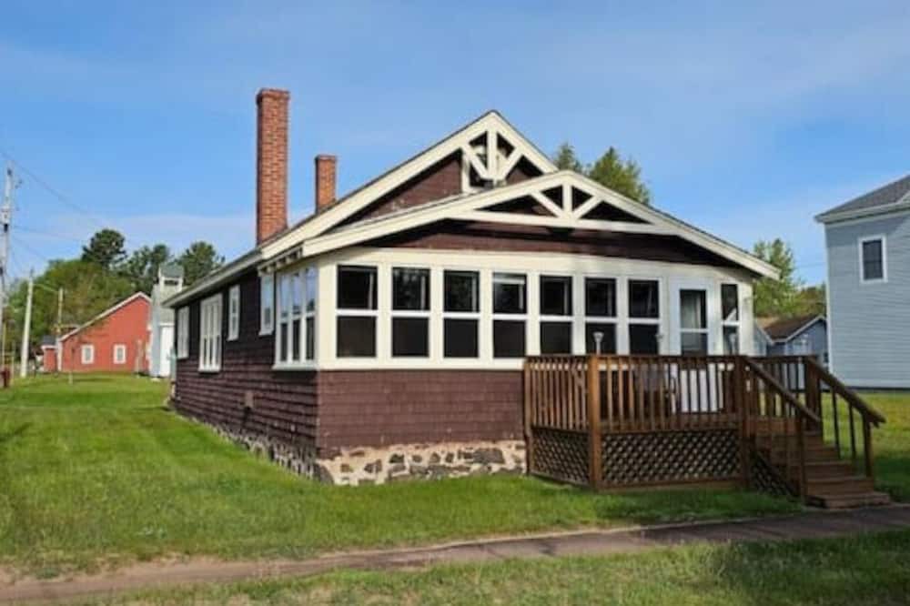 Eagle Harbor Cottage | Harbor Haven Cabin Steps from Eagle Harbor Beach