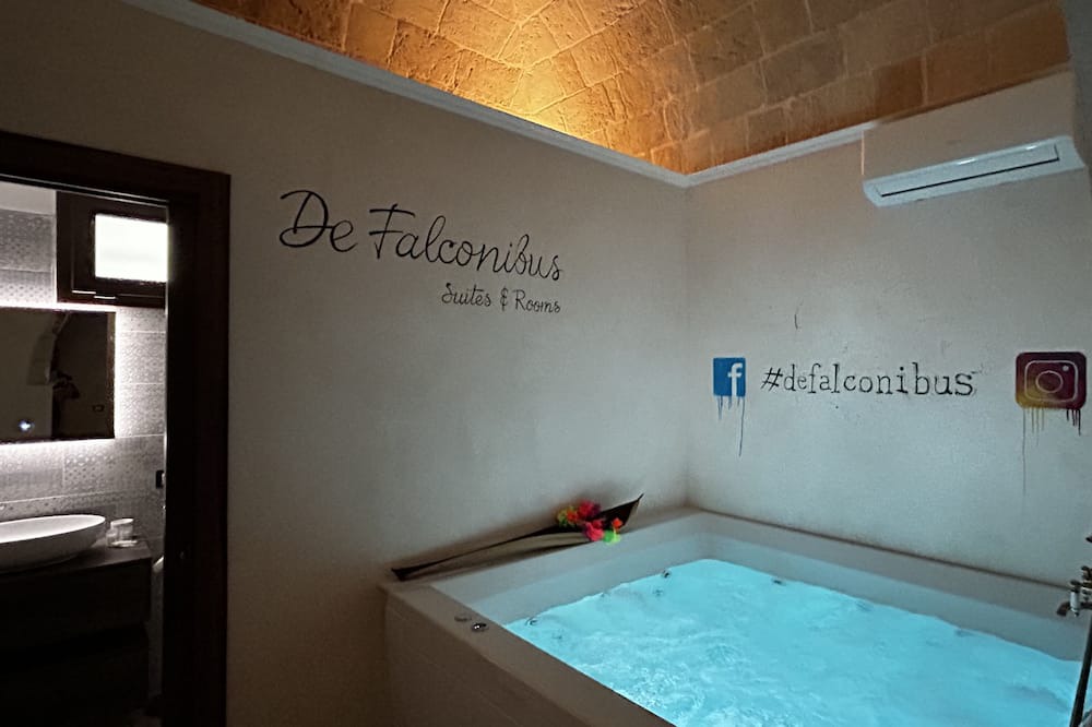 Pulsano Bed & Breakfast | Suite Il Vico – Charming Spa Suite with Jacuzzi, Sauna and Quadruple Room