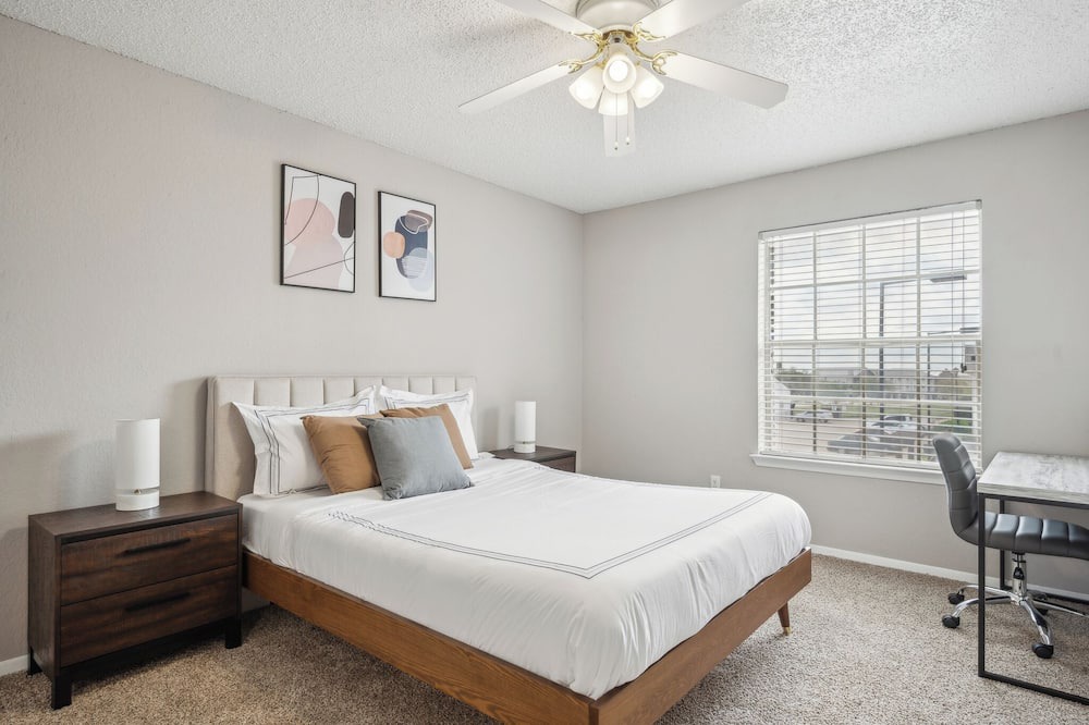 Bedford Apartment | 3001 Crystal Springs 922 I Spacious 1 Bed 1 Bath