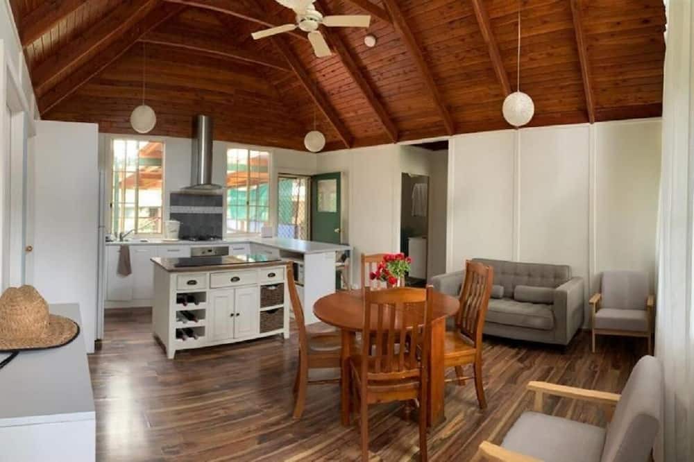 Worrowing Heights Cottage | Cosy Cottage in Sanctuary Point. Pet Friendly